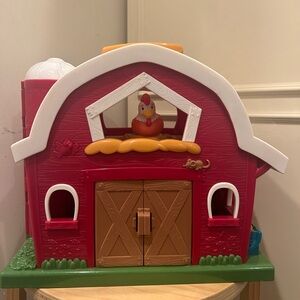 Battat Big Red Barn with Little People 7 Farm Animals